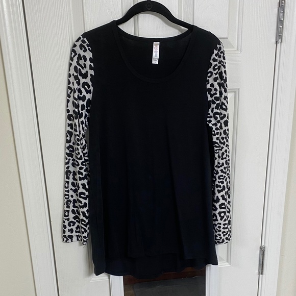 Gently Used - LulaRoe Lynnae Top (M) - Picture 1 of 6